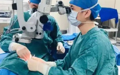 Mở gói hàng mua online, người đàn ông phải nhập viện cấp cứu: Bác sĩ phát hiện cảnh tượng kinh hoàng khi soi kính hiển vi