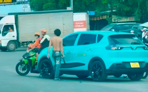 Clip người đàn ông lăm lăm hung khí, chặn xe taxi công nghệ ở TP.HCM: Nghi vợ ở trong xe?