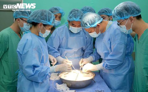 Hồi sinh nhờ ghép tim từ người hiến chết não
