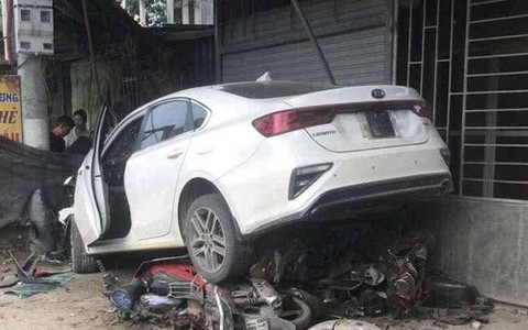 CLIP: Ô tô tông 7 xe máy của người dân đi đám giỗ
