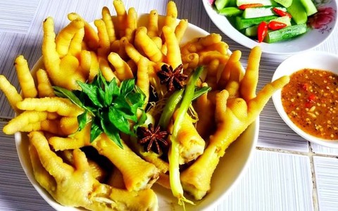 Cách làm chân gà ủ muối vàng rực, thơm ngon
