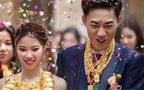 Cô dâu "gây sốt" khi đeo 100 chiếc vòng vàng trĩu cổ, dân mạng chúc mừng xin vía
