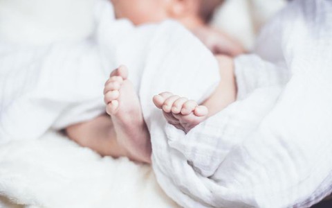 Bi kịch tại Trung Quốc: Ông dỗ cháu ngủ, không ngờ khiến bé bị bại não