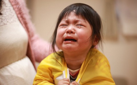 Trẻ quấy khóc, cha mẹ bình thường nói "Đừng khóc nữa", nhưng cha mẹ thông minh chỉ nói một câu mà hiệu quả gấp đôi