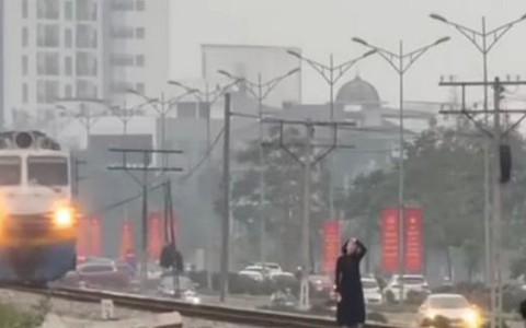 2 cô gái vô tư tạo dáng, cười đùa ngay trước mũi tàu mặc cảnh báo nguy hiểm, hành động sau đó của người lái tàu lại càng bất ngờ