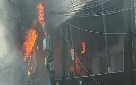 Cháy dãy nhà trọ ở Thủ Đức, 2 người bị bỏng