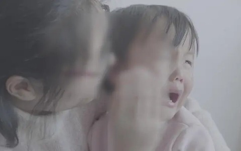 Bé gái 3 tuổi đi học về nói "Con sợ đi vệ sinh lắm", mẹ cởi quần hộ em rồi bật khóc trước những gì nhìn thấy