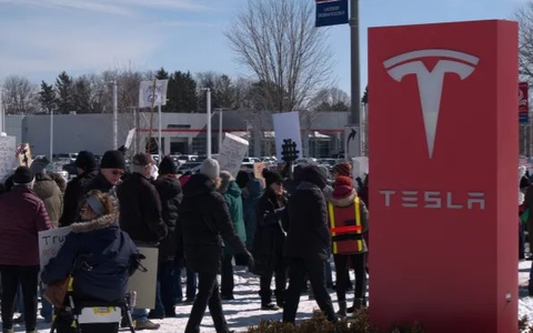 Đế chế Tesla 800 tỷ USD đang bị Elon Musk nhấn chìm: Hàng trăm người biểu tình tại các showroom, nhiều trạm sạc bị đốt cháy, làn sóng kêu gọi 'bán xe, bán tháo cổ phiếu' dâng cao chưa từng có