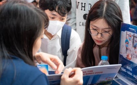 Thí sinh lo lắng học kế toán, ngân hàng, báo chí sẽ bị AI xoá sổ trong tương lai