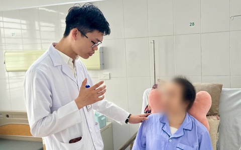 Nữ bệnh nhân Hà Nội mang khối u khổng lồ sau 16 đợt hoá trị: Lời cảnh báo về việc phát hiện sớm và điều trị kịp thời ung thư vú