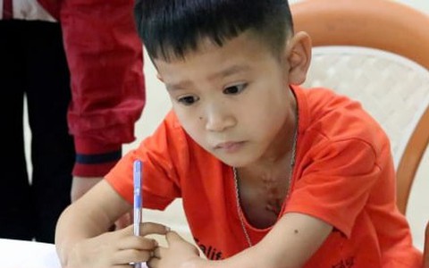 Nghị lực của cậu bé lớp 5 khuyết tật, hát dân ca gây sốt mạng xã hội