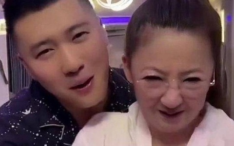 Chàng trai 28 tuổi cưới vợ 50 tuổi, "phút cuối" ngỡ ngàng với gia thế cô dâu