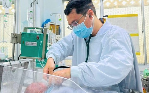 Bé gái 8 ngày tuổi hôn mê, co giật sau khi bú sữa mẹ