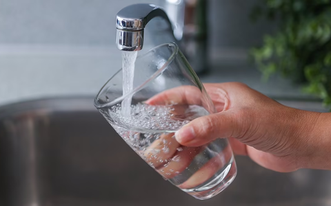 Người đàn ông đột tử vì 1 kiểu uống nước mà bác sĩ cảnh báo nguy hiểm chết người