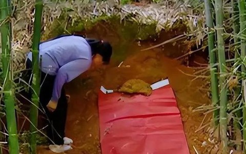 Ra mộ thăm chồng sau 2 ngày chôn, vợ bất ngờ nghe thấy tiếng kêu cứu: Cho tôi ra ngoài!