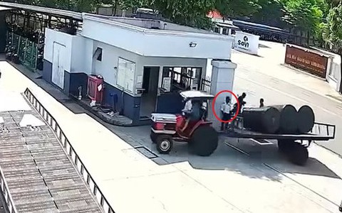 CLIP: Xe chở vải lao qua cổng công ty đè chết bảo vệ