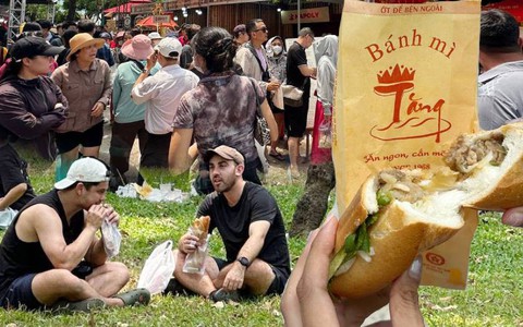 Ngay lúc này: Biển người đổ về Lễ hội Bánh mì giữa nắng nóng Sài Gòn, khách Tây cũng hào hứng tham dự