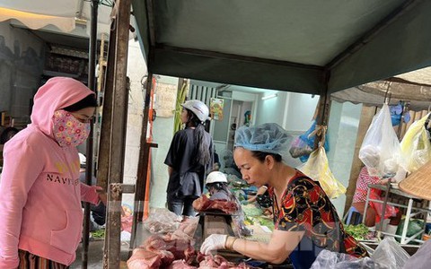 Nhiều bà nội trợ thay khẩu phần ăn gia đình từ khi heo tăng giá quá cao