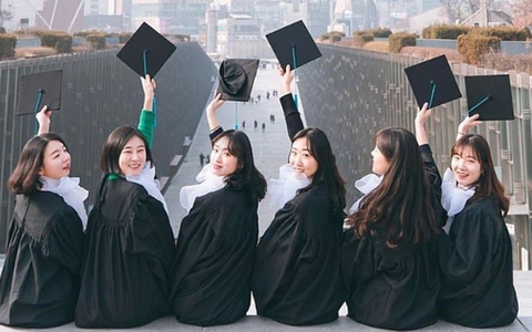 Bán đất cho con học đại học, sống tằn tiện khổ sở chỉ để con ra trường kiếm lương 5 triệu: Không nên để chi phí giáo dục bào rỗng tài sản gia đình!