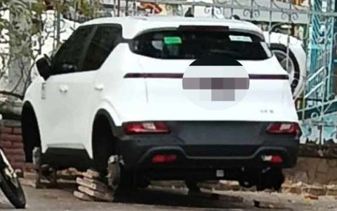 Ô tô điện vừa mua đã bị trộm mất 4 bánh