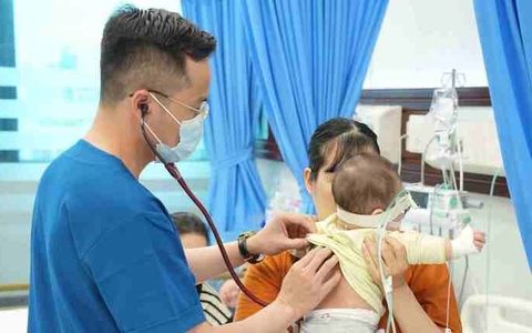 Trẻ nhiễm virus sởi trở nặng, nhiều ca phải thở máy