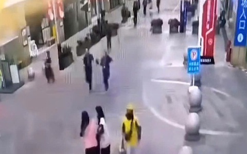 Bể bơi vô cực tràn nước như thác đổ, quét trôi hàng chục người ở Trung Quốc