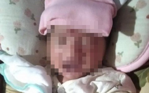 Bé gái sơ sinh bị bỏ rơi ở ngã ba đồi thông, có tờ giấy ghi ‘đừng tìm mẹ bé’