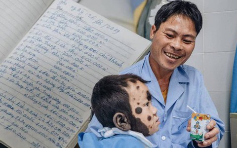 Người cha và 30 trang "sao kê" viết tay: Ghi lại từng đồng giúp đỡ của người lạ, để con không quên ân nghĩa