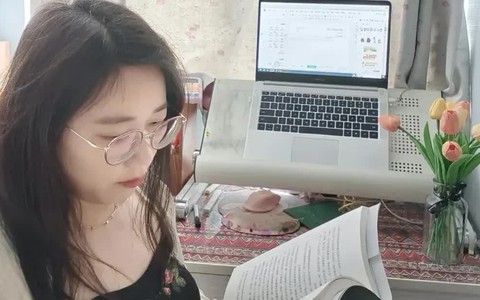 Mẹ bỉm 4 năm làm việc tại nhà bức xúc: Những người nói sáng tạo nội dung là "ăn xin trên mạng" thật đáng buồn