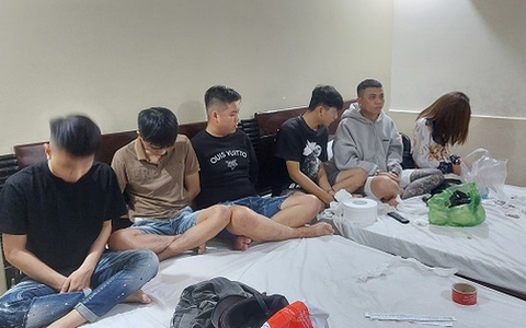 Cô gái trẻ cùng 5 thanh niên "bay lắc" trong khách sạn