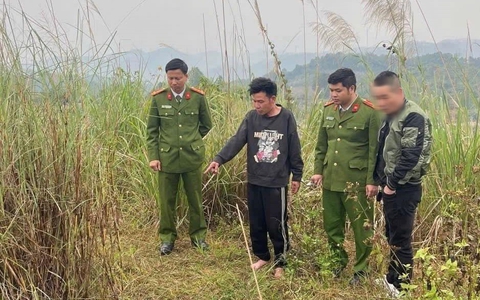 Bé gái 10 tuổi bị người đàn ông lạ mặt khống chế đưa vào bãi đất trống xâm hại
