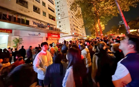 Hà Nội: Cháy căn hộ chung cư lúc nửa đêm, nhiều người hoảng loạn bỏ chạy xuống đường