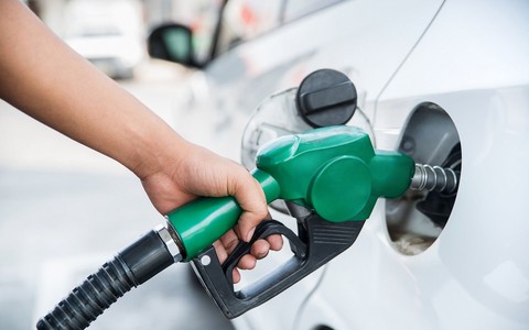 Giá xăng giảm mạnh gần 2.000 đồng/lít, xuống mức thấp nhất gần 4 năm