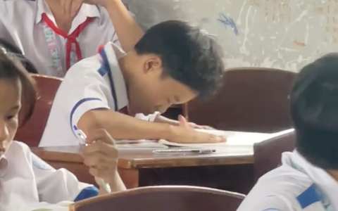 Chuẩn bị kiểm tra, học sinh bỗng làm một hành động "bất thường" khiến cô giáo đơ nhẹ, dân mạng thì được phen cười ná thở