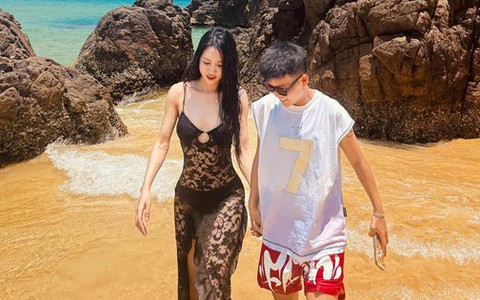 Đỏ mặt với khoảnh khắc hot girl đội tuyển nữ Việt Nam diện váy hở bạo thân mật với người yêu đồng giới