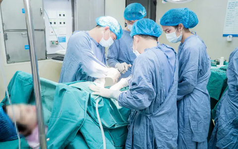 Mổ lấy thai cho sản phụ bị rau tiền đạo trung tâm cực nguy hiểm