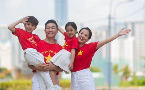 Con trai nhí của NSƯT Quốc Cơ – MC Hồng Phượng biểu diễn xiếc cùng bố trong bộ ảnh ý nghĩa kỷ niệm 30/4