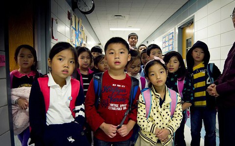 "Tôi như những chú chó hoang không nhà": Nỗi đau của những đứa trẻ bị bỏ rơi giữa hai thế giới