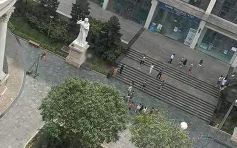 Người đàn ông rơi từ tầng cao chung cư ở Hà Nội xuống đất tử vong: Camera ghi lại được gì?
