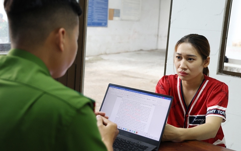 Bắt tạm giam một đôi nam nữ trộm hơn 80 điện thoại di động