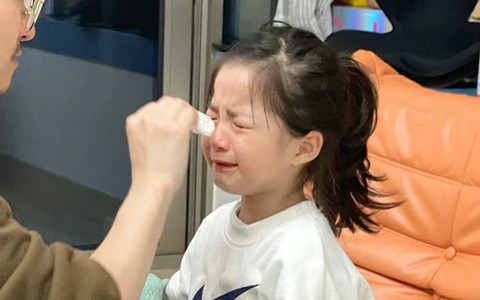 Tưởng là yêu con vô điều kiện nhưng 4 hành động sau của cha mẹ lại vô tình "bóp nghẹt" tương lai trẻ