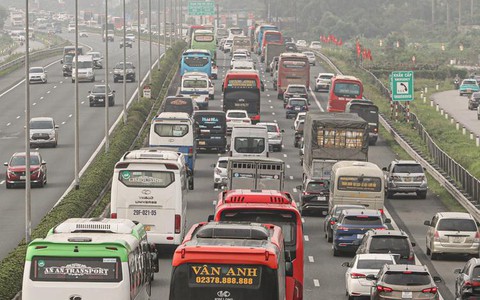 Cửa ngõ Hà Nội ùn tắc 5km, nội đô thông thoáng trong ngày đầu nghỉ lễ
