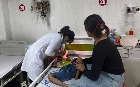 Bé trai khó thở cả tháng, bác sĩ gắp ra bóng đèn LED, cục tẩy bút chì