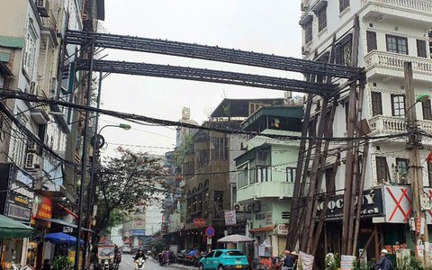 Hà Nội: Bất ngờ với loạt cọc sắt, thép vắt ngang qua đường