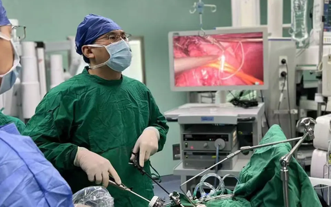 Cô gái 28 tuổi bị axit dạ dày "ăn mòn lên đến cổ" vì thứ nước nhiều người uống mỗi ngày