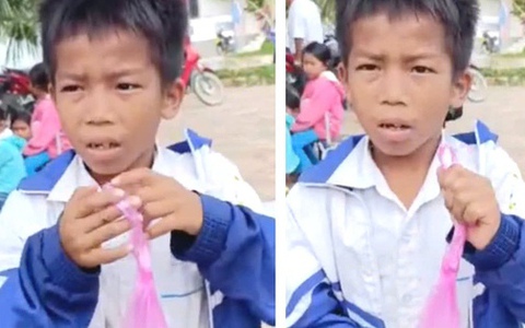 Clip: Xúc động học sinh gạ "bán gạo" cho thầy giáo để mua bút