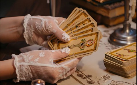 Chọn một lá bài Tarot để khám phá: Mùa hè này, công việc và tiền bạc của bạn sẽ "lên hương" hay "bẻ lái"?
