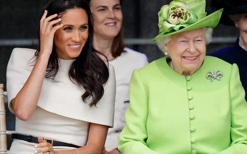 Meghan bị phát hiện vẫn sử dụng danh xưng hoàng gia, tiếp tục dấy lên tranh cãi về khả năng tước bỏ