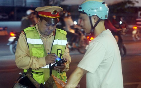 Hà Nội: Uống 4 cốc bia xong đi giao hàng cho vợ, nam tài xế xe máy bị phạt nặng