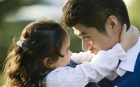 Người cha vô tình tạo vết thương lòng: 3 thói quen khiến con gái chọn nhầm người tệ bạc sau này